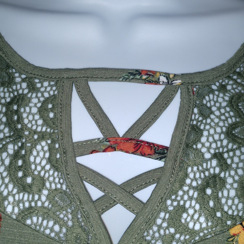 No Boundaries green Lacey floral top - Picture 4 of 6